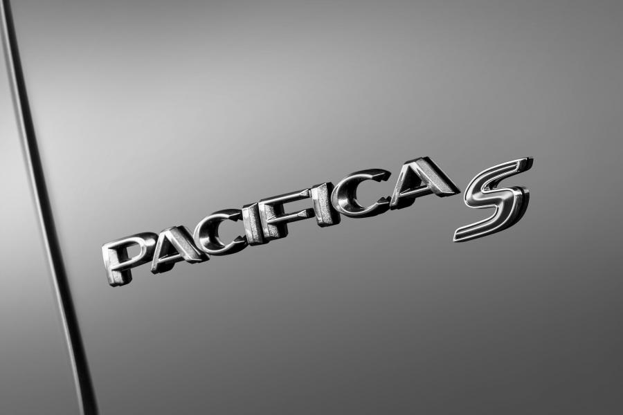 Логотип Chrysler Pacifica Limited S Appearance Package (RU) 2017 года  (фото 8 из 40)